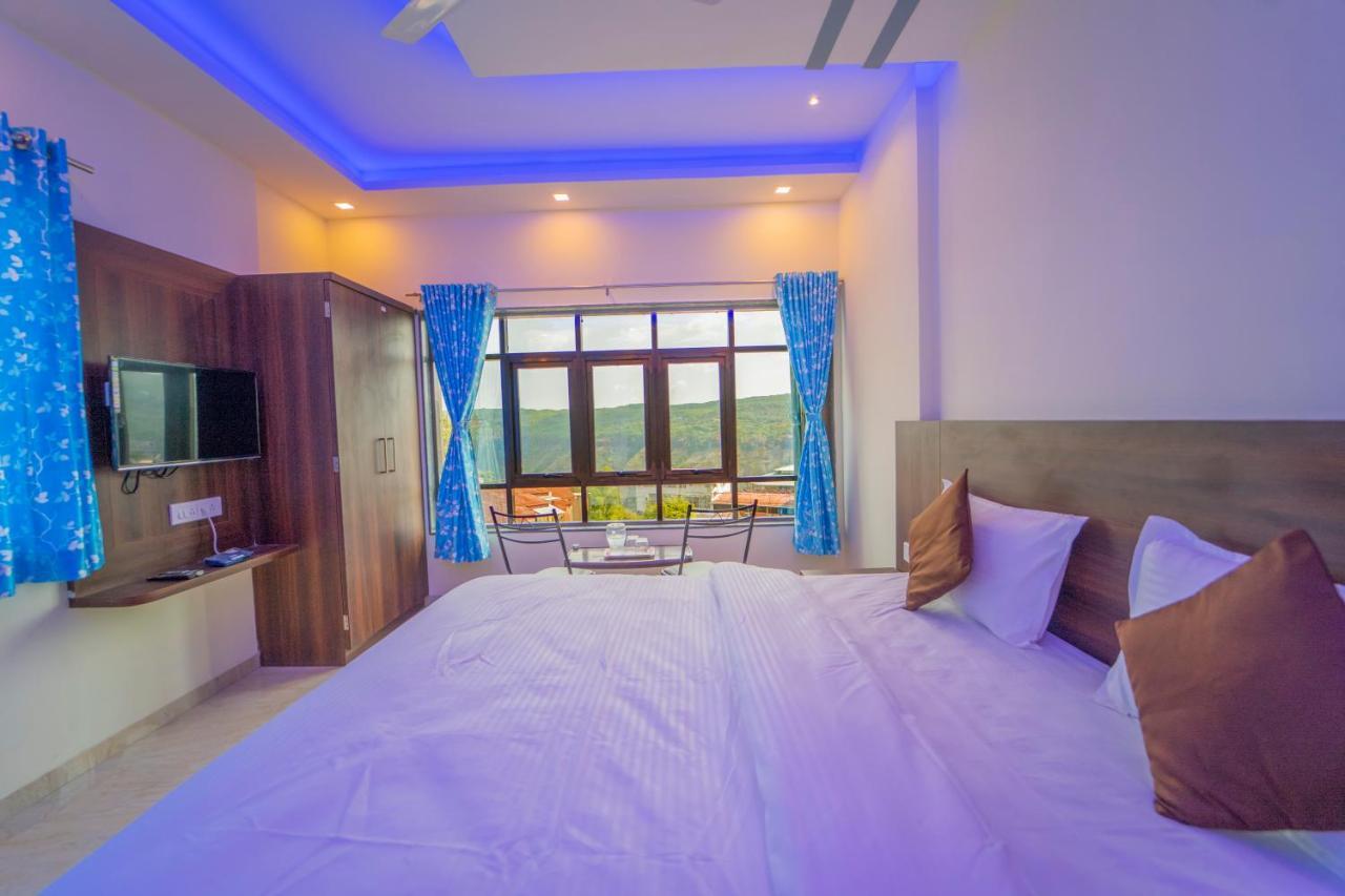 Veggies Residency & Pure Veg Restaurant Hotel มหาบาเลชวาร์ ภายนอก รูปภาพ