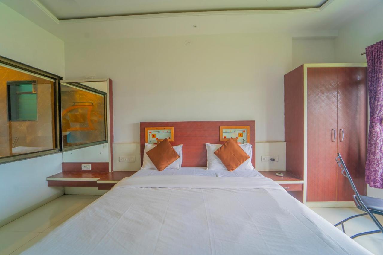 Veggies Residency & Pure Veg Restaurant Hotel มหาบาเลชวาร์ ภายนอก รูปภาพ