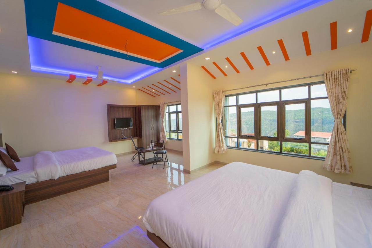 Veggies Residency & Pure Veg Restaurant Hotel มหาบาเลชวาร์ ภายนอก รูปภาพ