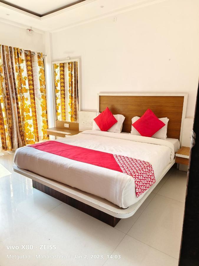 Veggies Residency & Pure Veg Restaurant Hotel มหาบาเลชวาร์ ภายนอก รูปภาพ