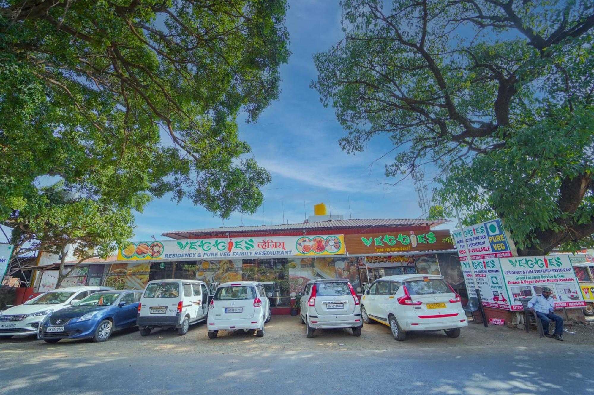 Veggies Residency & Pure Veg Restaurant Hotel มหาบาเลชวาร์ ภายนอก รูปภาพ